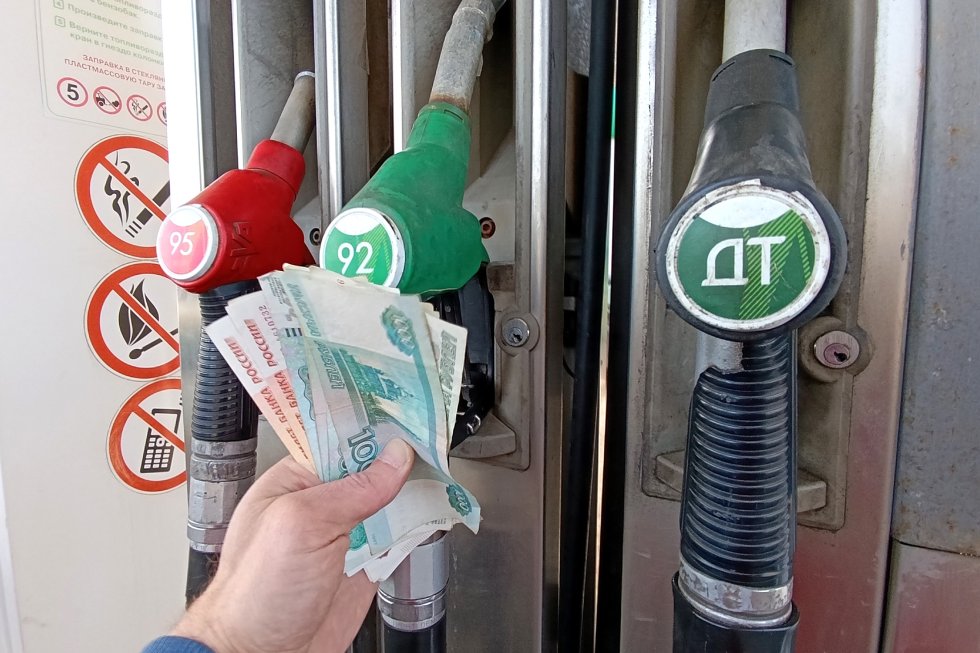 Podle říjnového výsledku příjmy rozpočtu porostou spolu s platbami ropným společnostem z pokladny. Může to ovlivnit ceny na čerpacích stanicích?