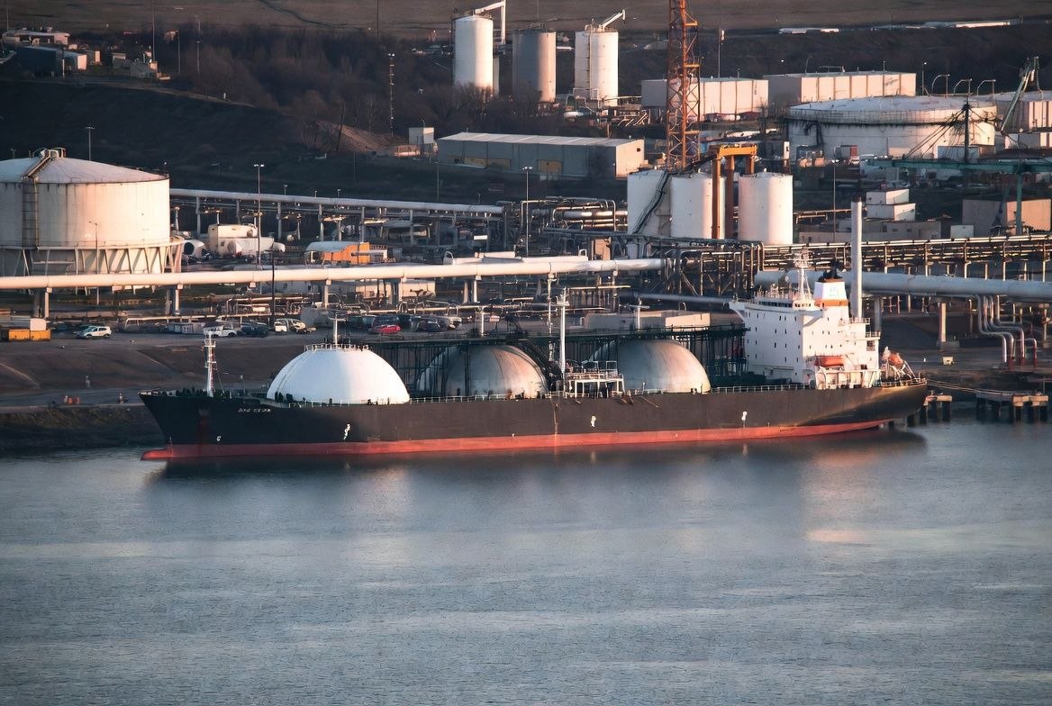 Novinky z ropy, plynu a energetiky 4. června 2026: data EIA o zásobách, prognóza analytiků do roku 2027, OPEC+ 7. června, letecké palivo, LNG a trh s elektřinou